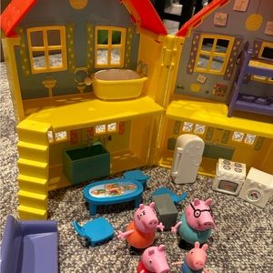 Peppa pig packable house playset with furniture and family figurines.
